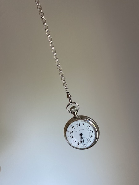 Swinging pocket watch